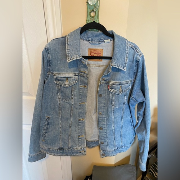 Levi's Jackets & Blazers - Levi’s trucker jacket